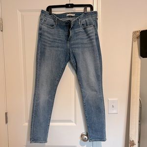 LIKE NEW Levi’s 711 skinny Jean medium wash Womens 32